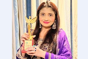 Priya shah award recieved from delhi